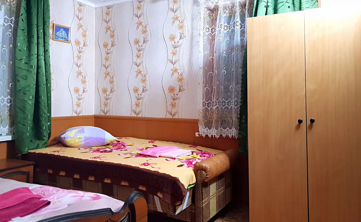 Отдельный домик для 3−4 человек с кухней внутри. Гостевой дом “Galina”. Саки Отдельный домик для 3−4 человек с кухней внутри. Гостевой дом “Galina”. Саки