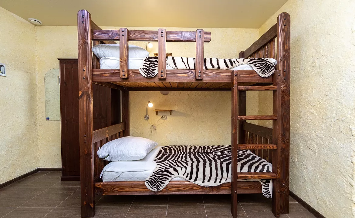 Двухъярусная кровать в общем номере для мужчин с 2 кроватями. Хостел Bamboo Hotel. Адлер