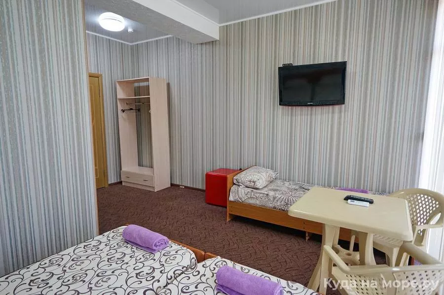 Номер на четыре человека с балконом . Гостиница «У Розы». Лазаревское