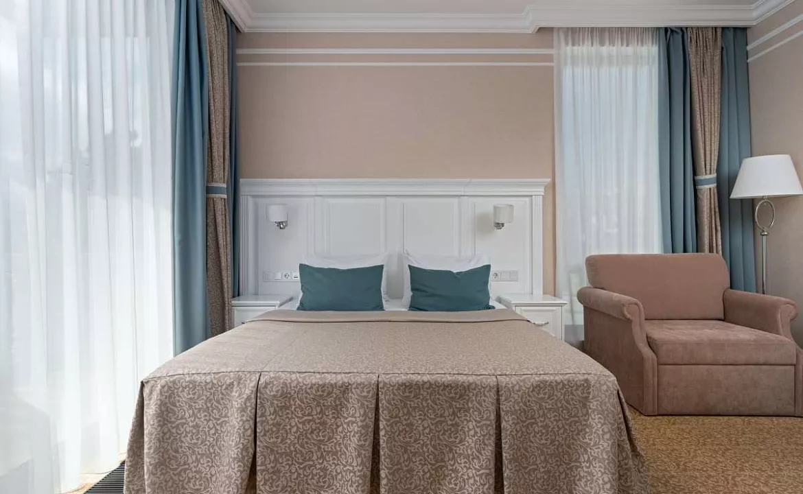 Однокомнатный двухместный номер «Стандарт». Семейный отель Династия. Геленджик