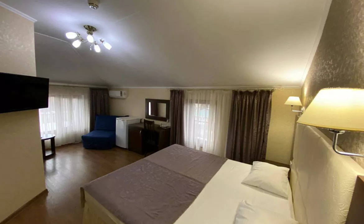 ДВУХМЕСТНЫЙ НОМЕР С ДИВАНОМ НА МАНСАРДЕ. Отель "Мечта". Геленджик