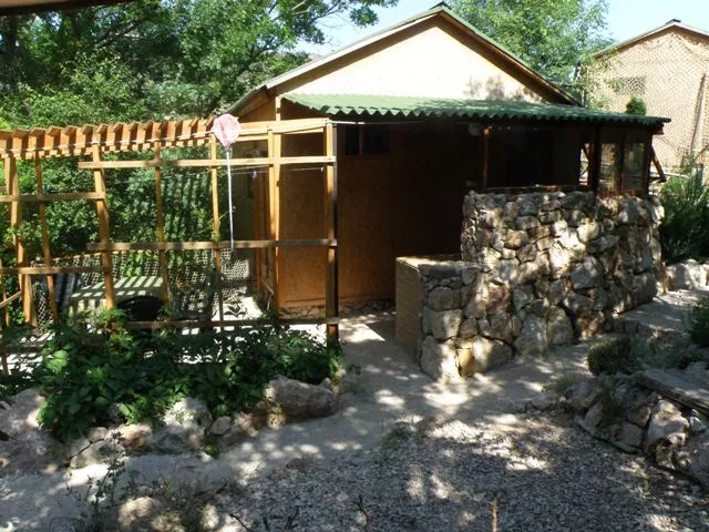 БУНГАЛО С ТЕРРАСОЙ. Гостевой дом «Ясеневая роща». Балаклава БУНГАЛО С ТЕРРАСОЙ. Гостевой дом «Ясеневая роща». Балаклава