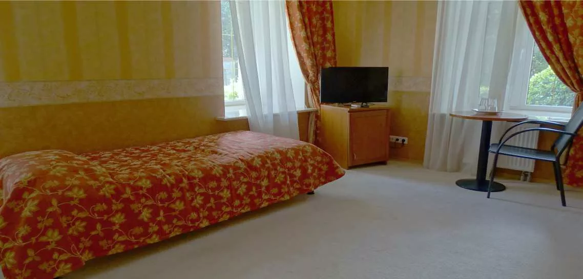 Трехместный Полулюкс. Санаторий ГБУЗ РК "АНИИ ФИЗИЧЕСКИХ МЕТОДОВ ЛЕЧЕНИЯ, МЕДИЦИНСКОЙ КЛИМАТОЛОГИИ И РЕАБИЛИТАЦИИ ИМЕНИ И.М.СЕЧЕНОВА". Ялта