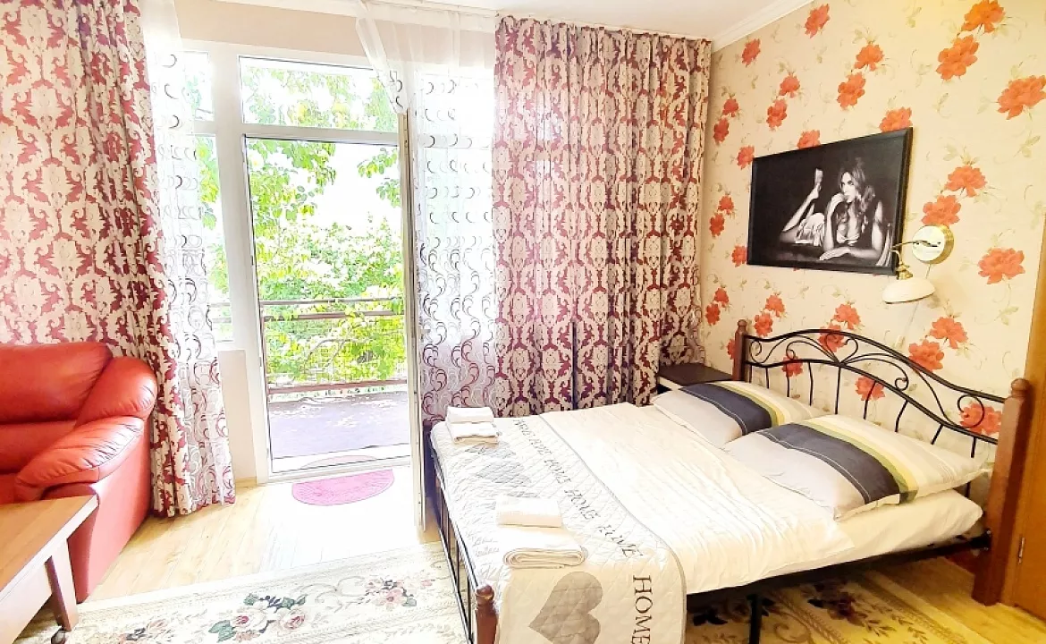 двухкомнатный четырехместный номер с большим балконом и видом на горы. Гостевой дом Родник. Красная Поляна