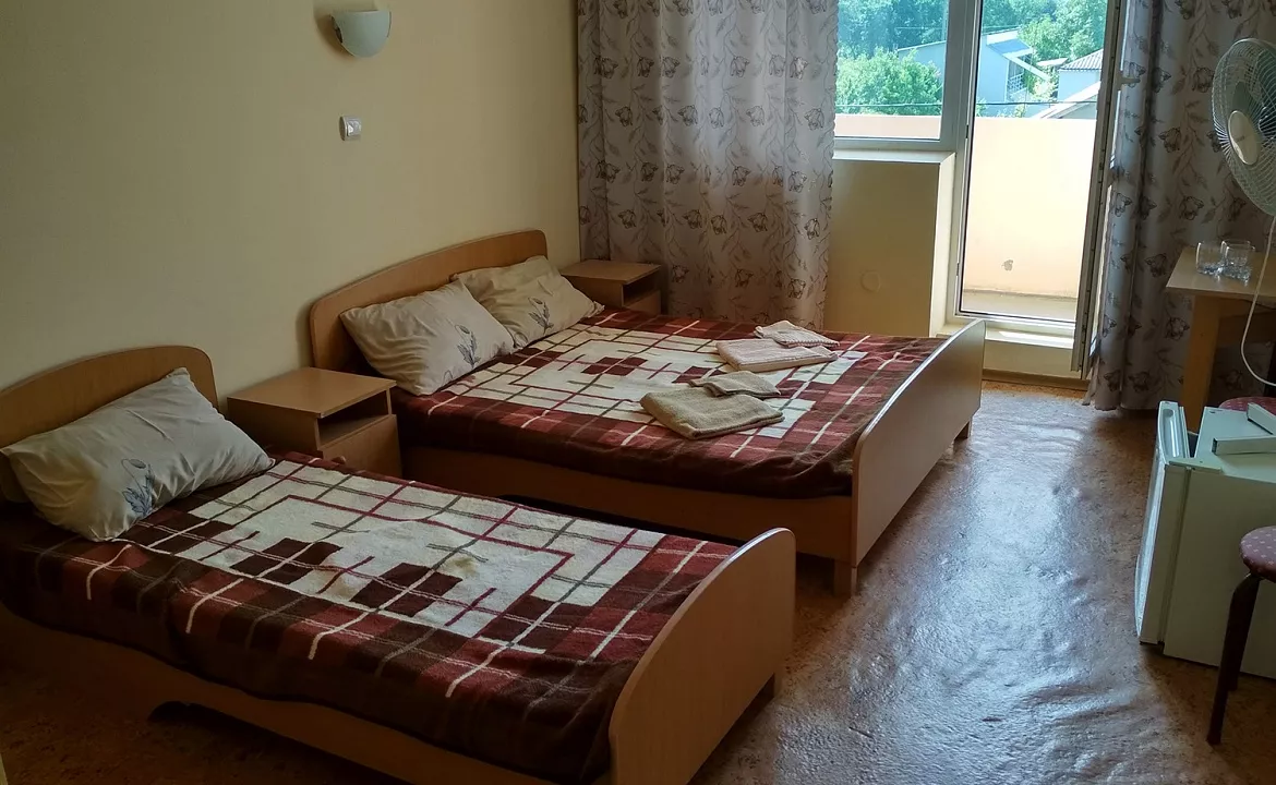 3-х местный стандартный номер. Гостиница "ВИКТОРиЯ" - Саки. Саки