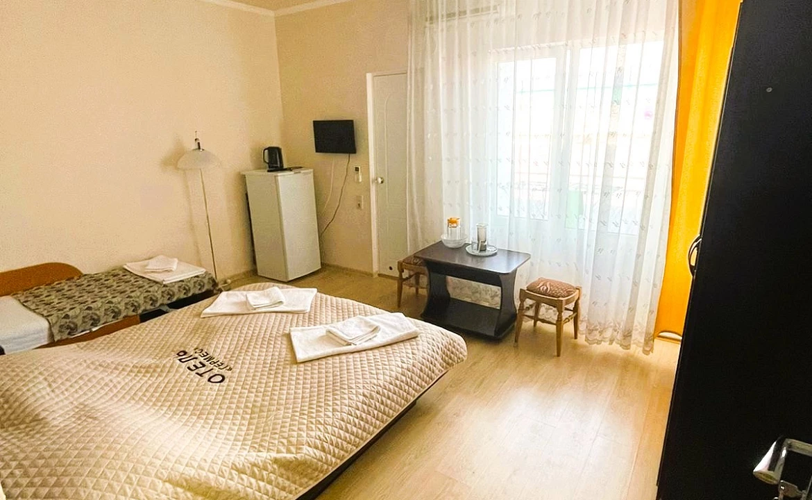 Стандарт трёхместный с доп. местом и балконом. Отель "Гермес" . Вардане