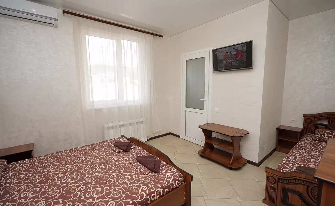 Номер на троих без балкона . Гостевой дом Эвелина - Лазаревское. Лазаревское