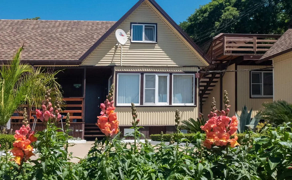 Трехкомнатный коттедж. Гостевой комплекс "Буэнос Диас". Совет-Квадже