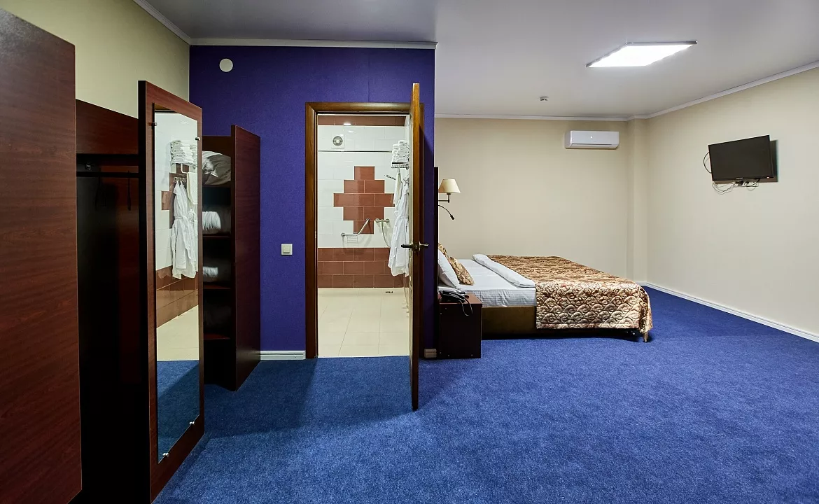 D-Lux. Отель "КОМФОРТ". Сухум