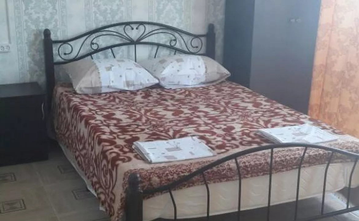 Трехместный с удобствами. Гостевой дом Siberia. Гагра