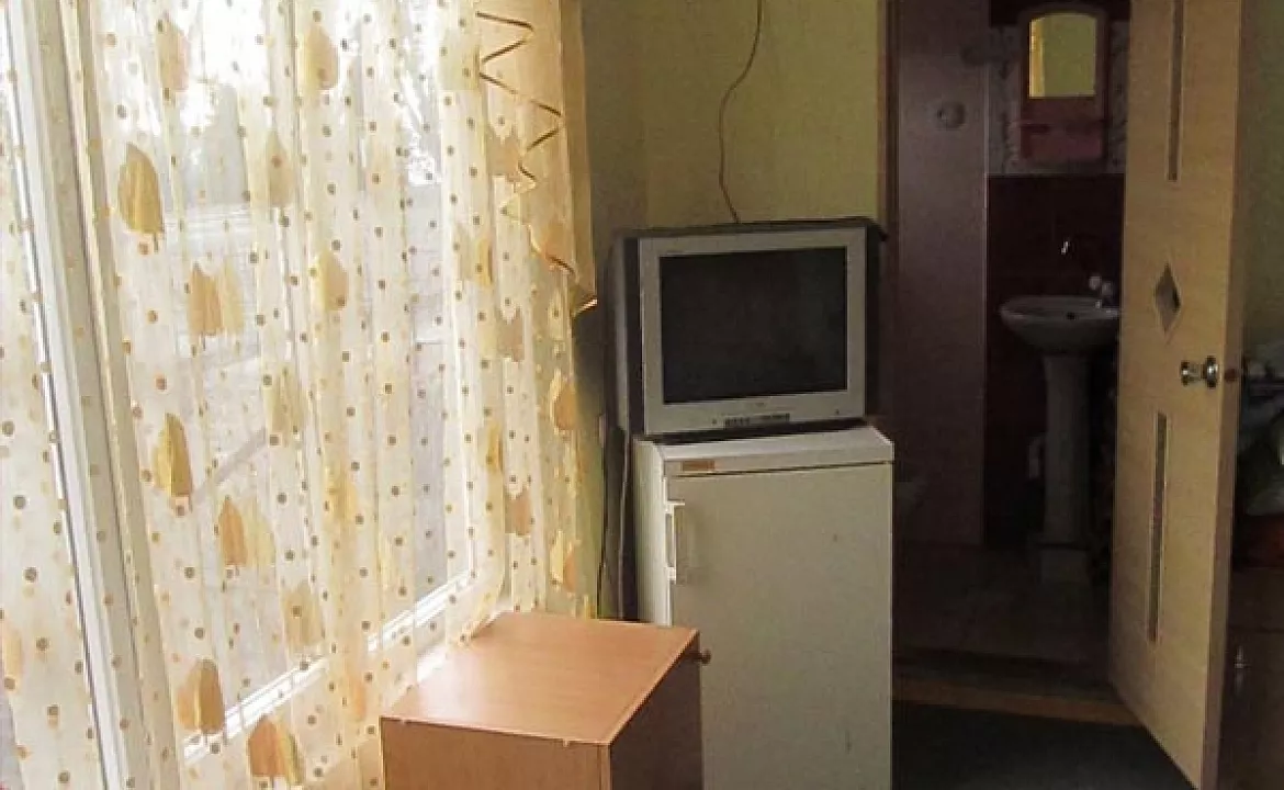 Четырехместный номер стандарт с кухней. Гостевой дом "У Леопольдовича". Малореченское