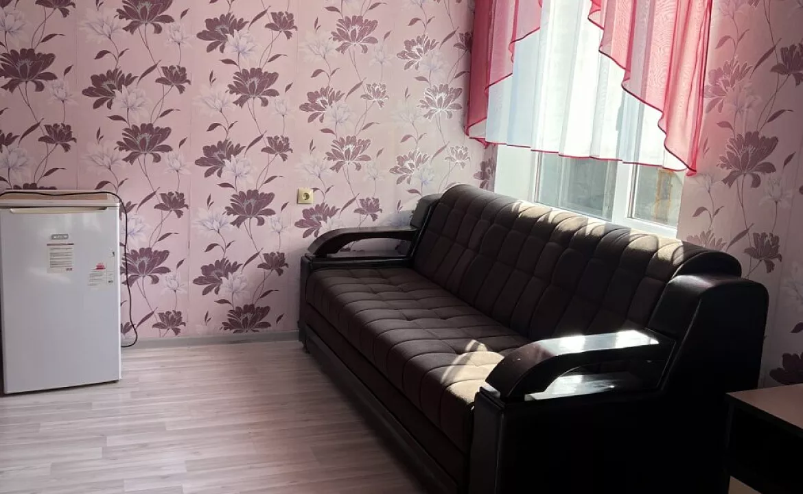 Четырехместный улучшенный номер с балконом, от 1 до 4 гостей, двуспальная кровать, балкон. Мини-отель Моника. Анапа Четырехместный улучшенный номер с балконом, от 1 до 4 гостей, двуспальная кровать, балкон. Мини-отель Моника. Анапа