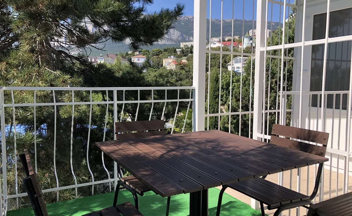 Четырехместный с мини-кухней и балконом. Гостевой дом АнНи. Гаспра