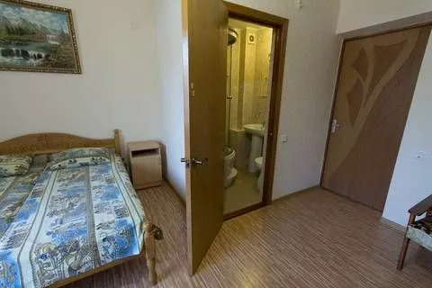 4-Х МЕСТНЫЙ НОМЕР С 2 ОДНОСПАЛЬНЫМИ И 1 ДВУСПАЛЬНОЙ КРОВАТЬЮ. Гостевой дом «Августа» . Аше