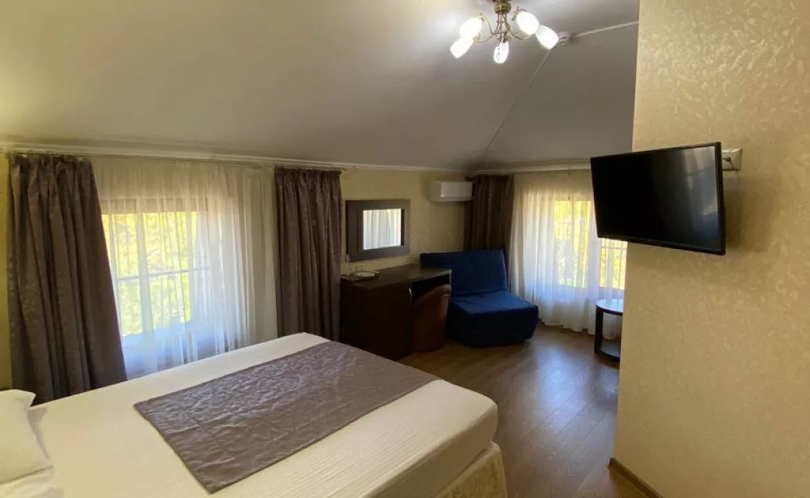 ДВУХМЕСТНЫЙ НОМЕР С ДИВАНОМ НА МАНСАРДЕ. Отель "Мечта". Геленджик