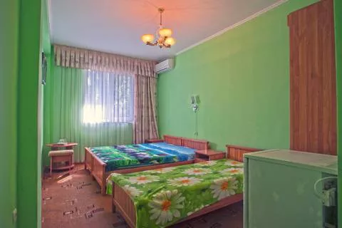 Трехместный с удобствами и кондиционером. База отдыха "Платан". Лазаревское Трехместный с удобствами и кондиционером. База отдыха "Платан". Лазаревское