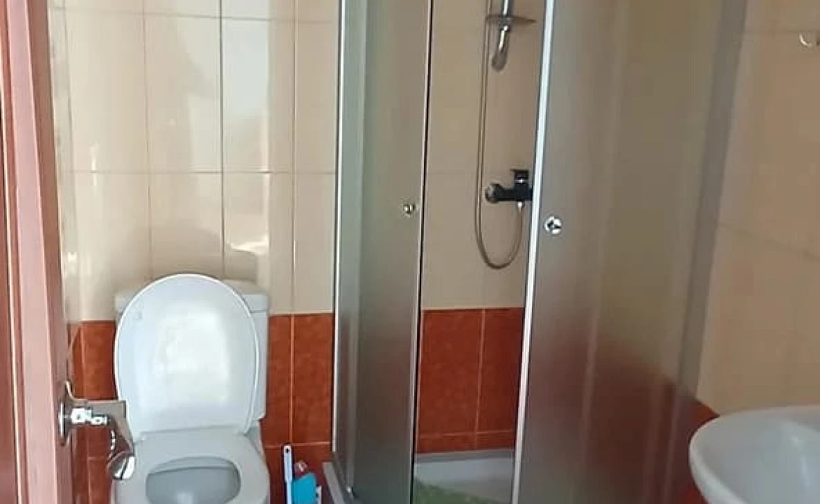 Второй этаж отдельного домика люкс класса, 2 комнаты, от 1 до 2 гостей, двуспальная кровать, балкон. Гостевой дом "Горная лаванда". Лазаревское