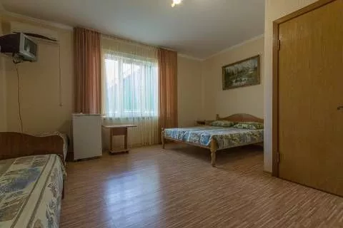 4-Х МЕСТНЫЙ НОМЕР С 2 ОДНОСПАЛЬНЫМИ И 1 ДВУСПАЛЬНОЙ КРОВАТЬЮ. Гостевой дом «Августа» . Аше