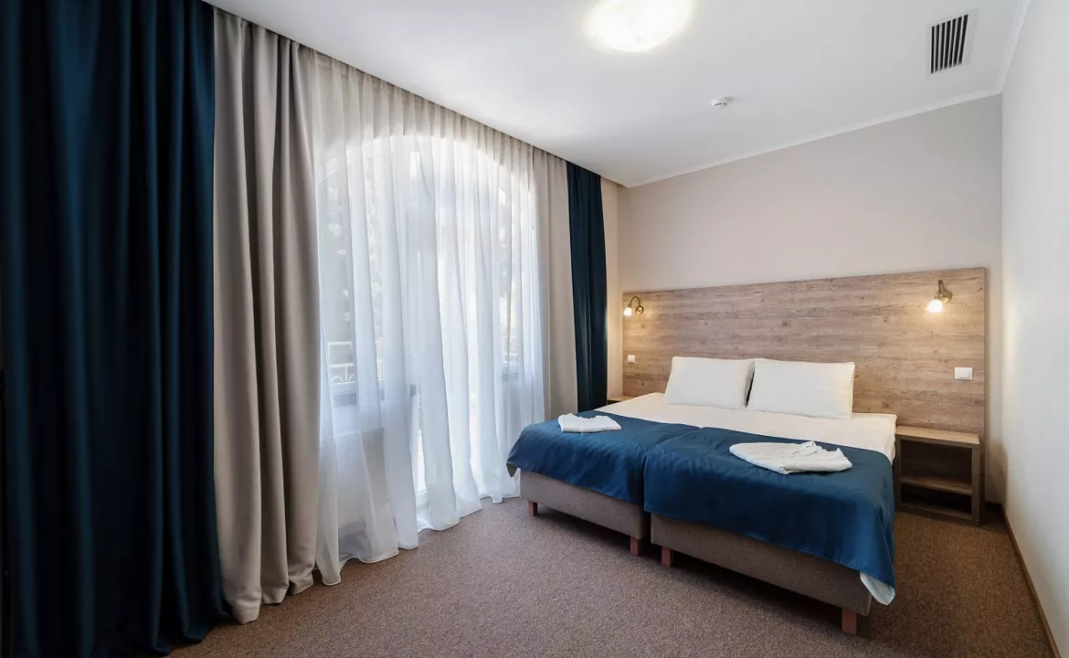 Стандартный двухместный номер с 1 двуспальной или 2 односпальными кроватями. Отель "Вилла Голубой залив". Симеиз