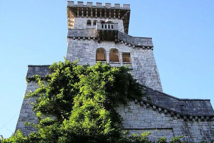 Башня на горе Ахун. Фото взято с сайта: https://www.yuga.ru/