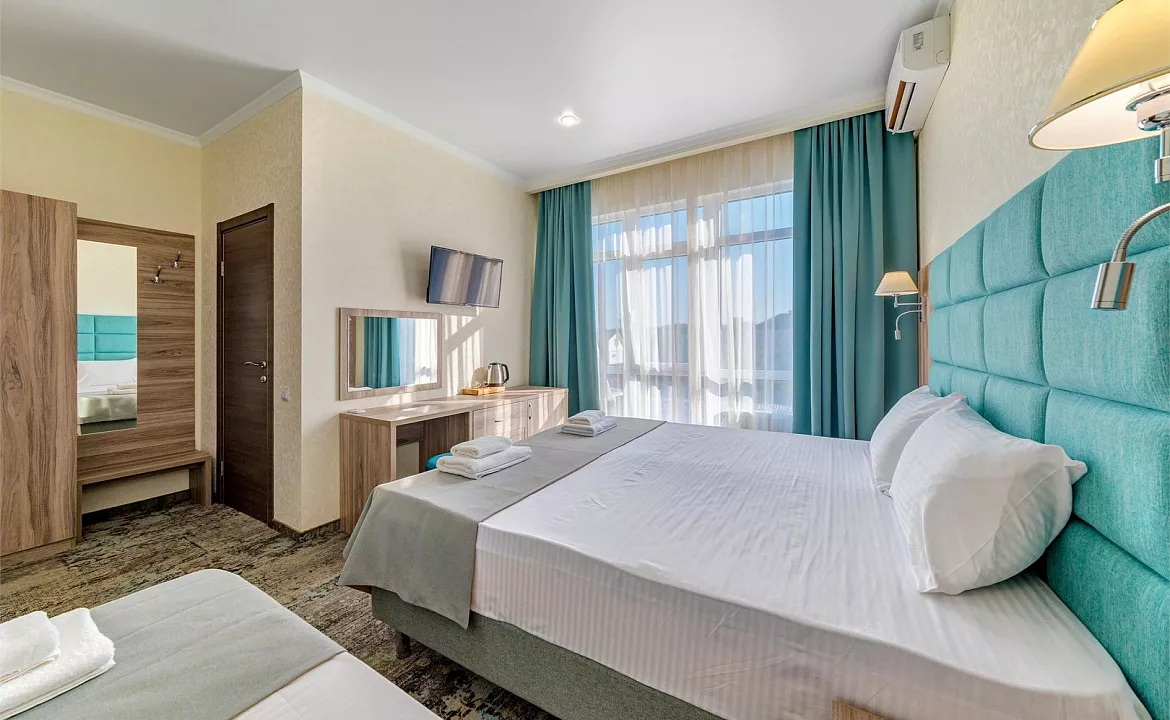 Улучшенный 3х-местный. Отель Премьер. Геленджик