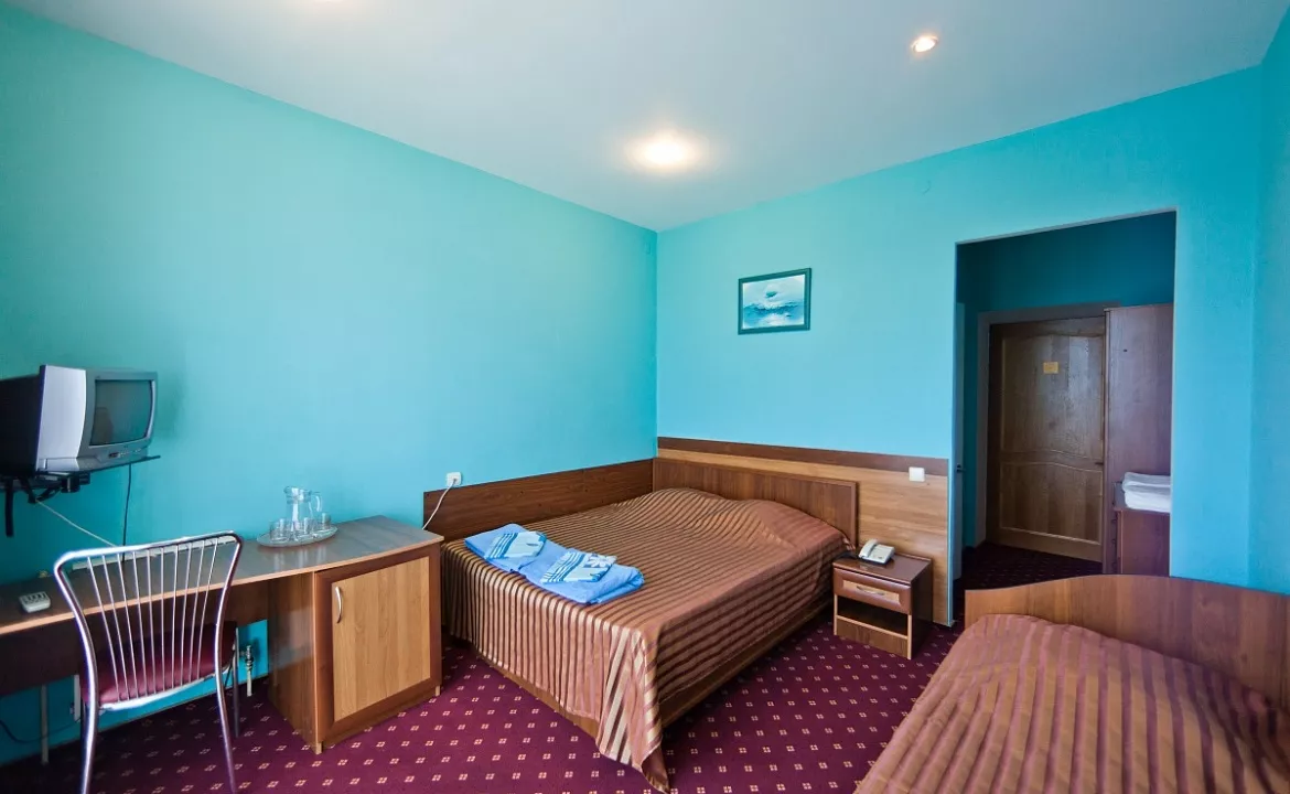 Трехместный «Стандарт». Отель Водноспортивный клуб-отель "Торнадо". Ейск