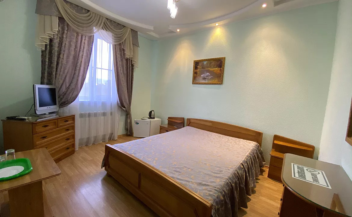 Стандартный двухместный номер с двуспальной кроватью. Отель "Москва". Геленджик