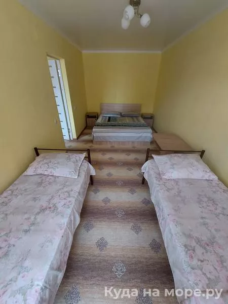 Двухкомнатный семиместный номер с балконом. Гостевой дом "Нур". Ольгинка