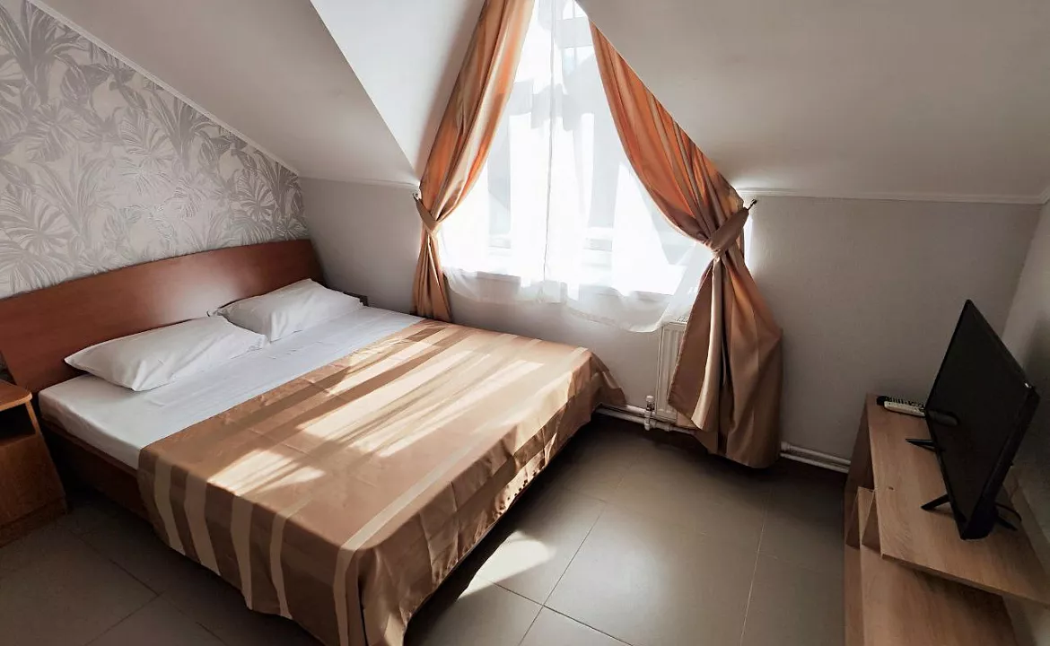 Апартаменты на 4м этаже (мансарда). Гостевой дом "Регион 86" . Адлер