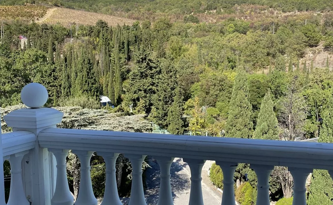 Полулюкс с балконом. Вилла "Ренессанс". Кореиз