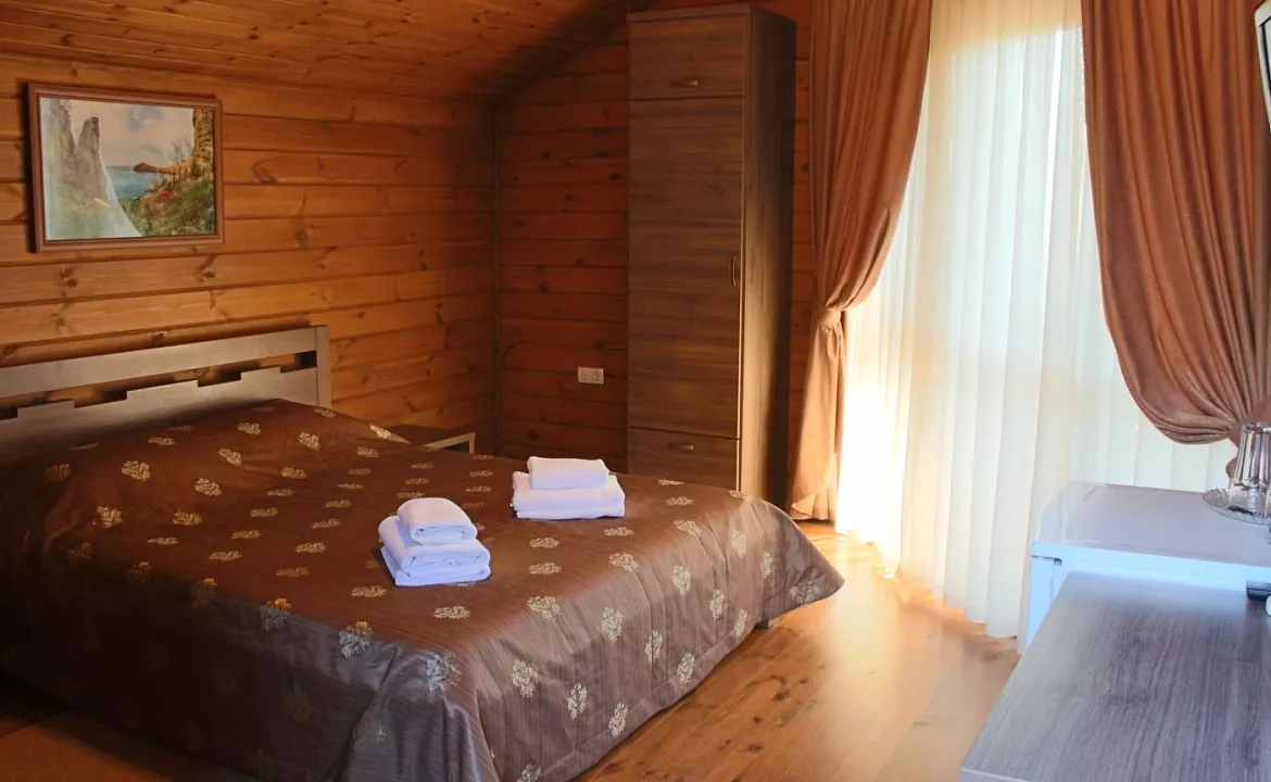 Однокомнатный двухместный номер с видом на лес. Гостевой дом "Зеленая бухта". Отдых с детьми