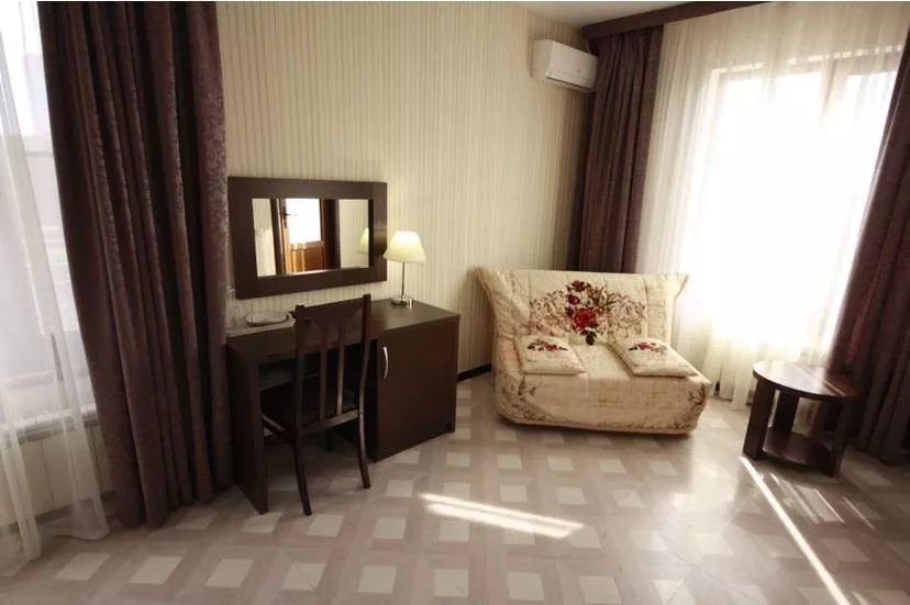 ДВУХМЕСТНЫЙ НОМЕР С ДИВАНОМ И БАЛКОНОМ. Отель "Мечта". Геленджик