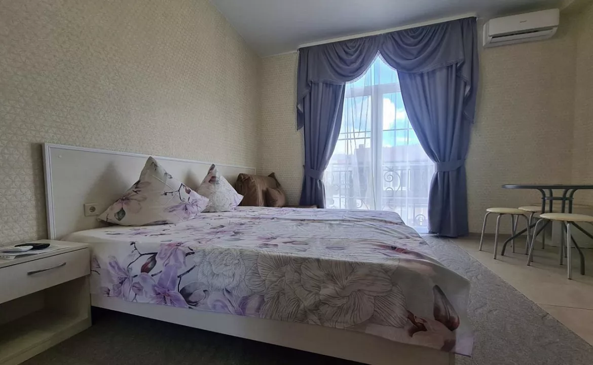 Апартаменты студия на 3-х человек с французским балконом. Гостевой дом "МЕЛИС". Дивноморское