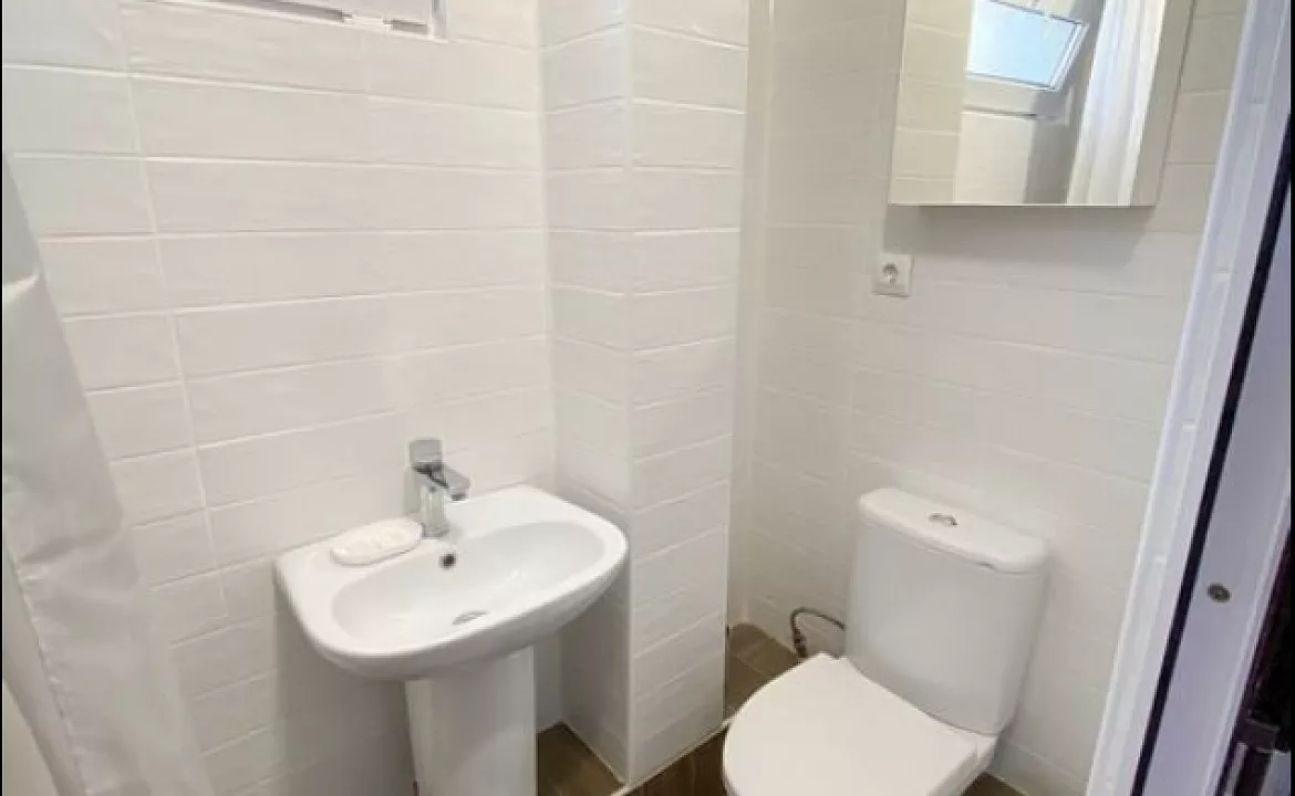 Трехместная комната на первом этаже 1. Гостевой дом GreenWall. Анапа