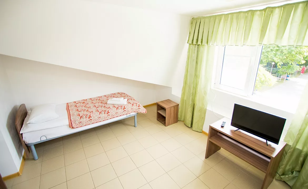 Двухместный номер категории «Эконом». База отдыха "Слава". Витязево