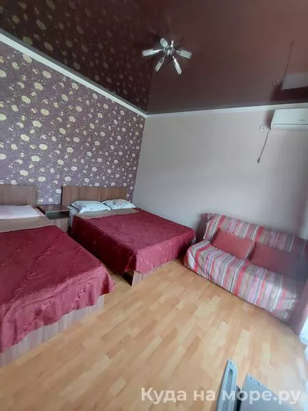 Трёхместный номер люкс с балконом. Гостевой дом "Нур". Ольгинка