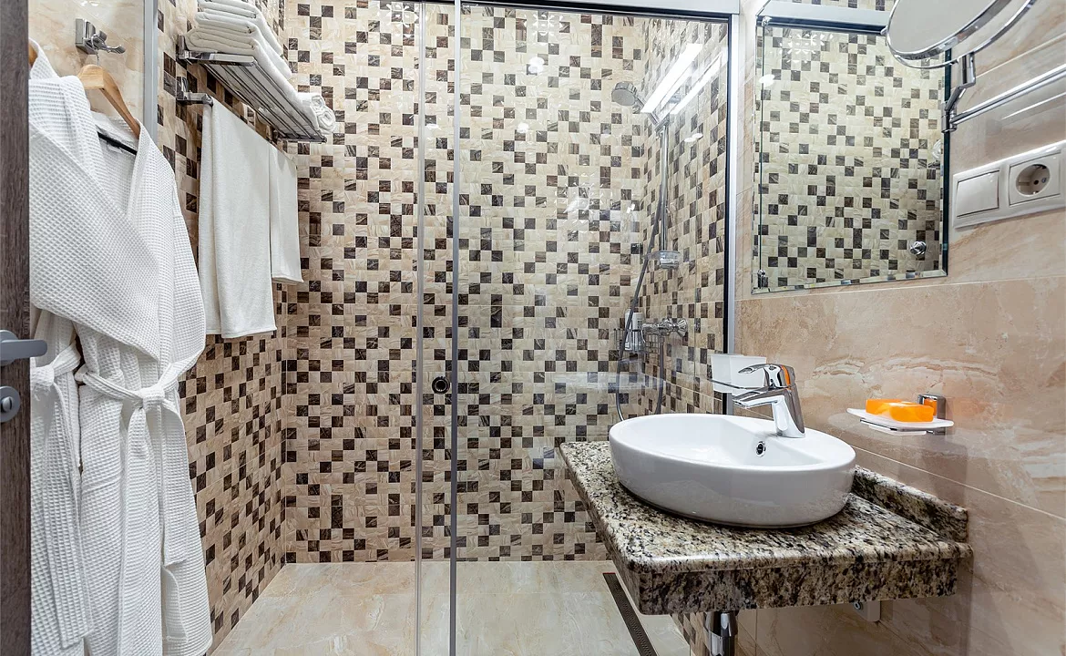 Стандарт с большой кроватью и французским балконом. Отель «Южные Ночи». Кабардинка