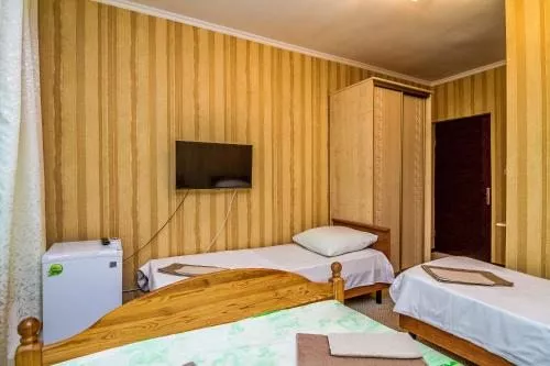 ЧЕТЫРЕХМЕСТНЫЙ НОМЕР С ДУШЕМ. Гостевой дом "ОЛЬГА" - Адлер. Адлер