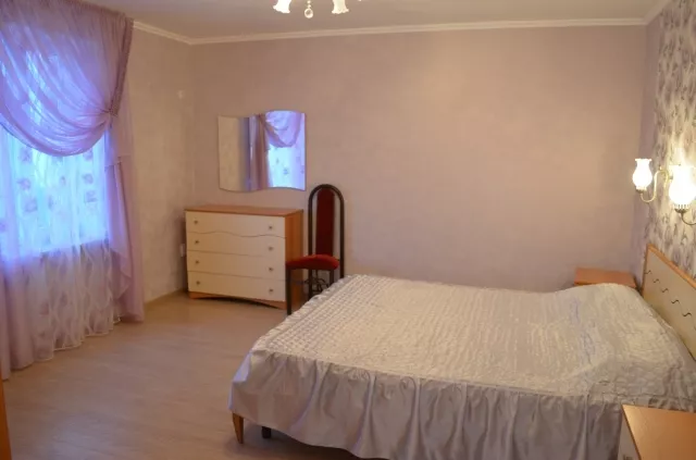  4 -х местный 2-х комнатный люкс в главном корпусе. Гостиница комплекс "Новинка". Ейск