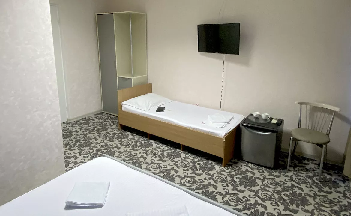 3-х местный номер «Стандарт» с двуспальной и односпальной кроватью. Отель «Эра». Анапа