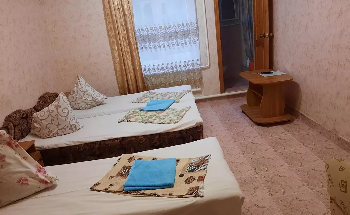 4-х местный с удобствами в номере. Гостевой дом Светлана на Алычевом. Лоо 4-х местный с удобствами в номере. Гостевой дом Светлана на Алычевом. Лоо