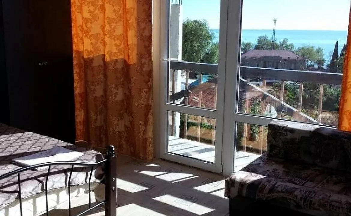 Трехместный с удобствами. Гостевой дом Siberia. Гагра