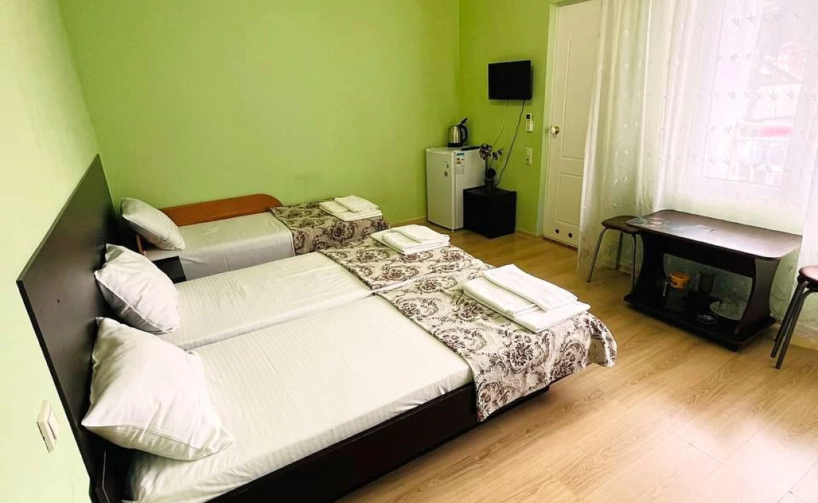 Стандарт трёхместный с доп. местом и балконом. Отель "Гермес" . Вардане