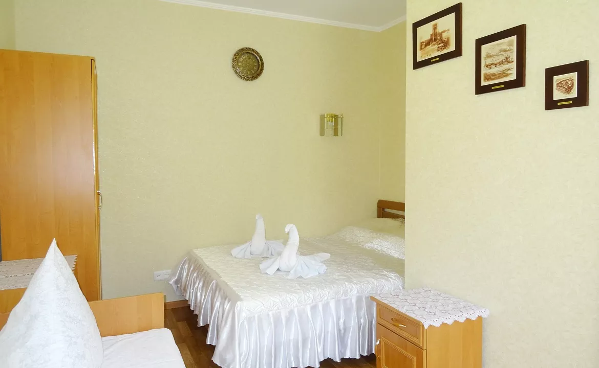 3х местный стандарт с выходом в сад. Гостиница "Водолейчик". Алушта