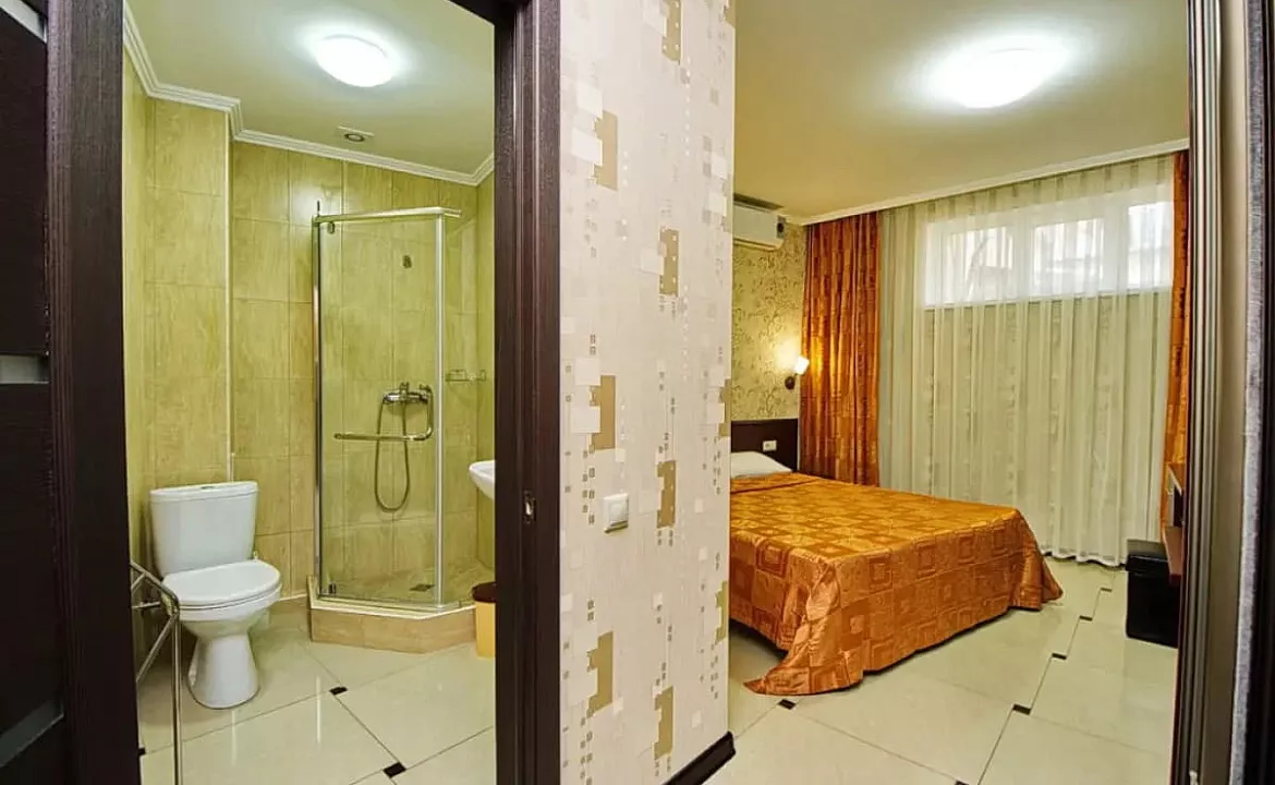 Двухместный номер без балкона на цоколе. Отель КАСТРО. Кабардинка