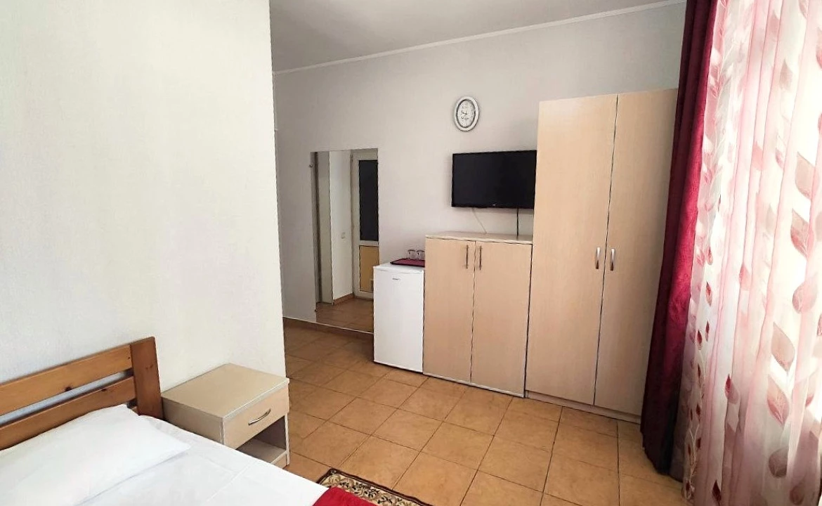 2-х местный номер Стандарт + доп.место с балконом. Гостевой дом "Регион 86" . Адлер