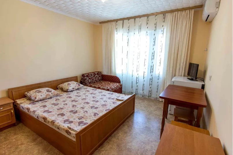 Трехместный номер с одной двухспальной кроватью и креслом. дом "Алчак Кая". Судак