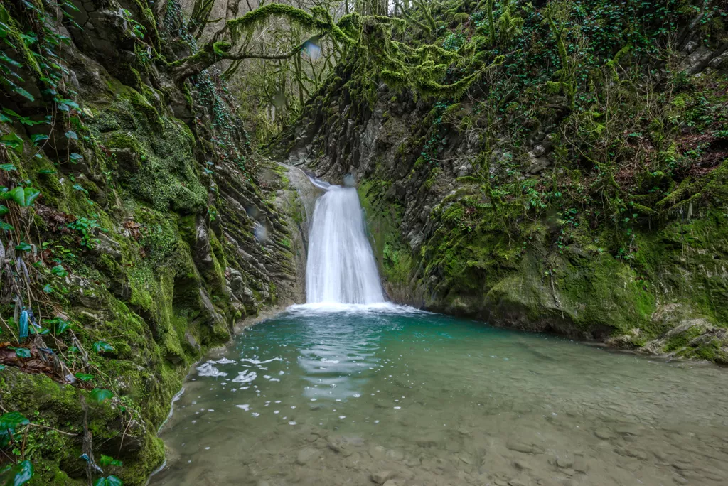Водопад Чудо-красотка. Фото взято с сайта: https://kuda-sochi.ru/