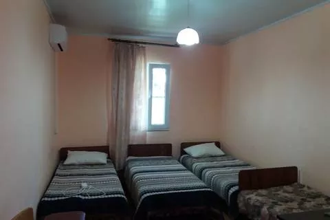 Два стандартных 4х местных с кухней на открытой террасе. Гостевой дом «Высотной 13». Голубицкая Два стандартных 4х местных с кухней на открытой террасе. Гостевой дом «Высотной 13». Голубицкая