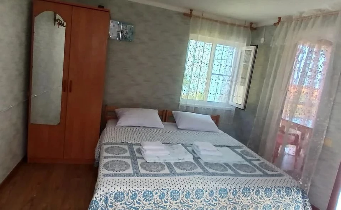 Второй этаж отдельного домика люкс класса, 2 комнаты, от 1 до 2 гостей, двуспальная кровать, балкон. Гостевой дом "Горная лаванда". Лазаревское